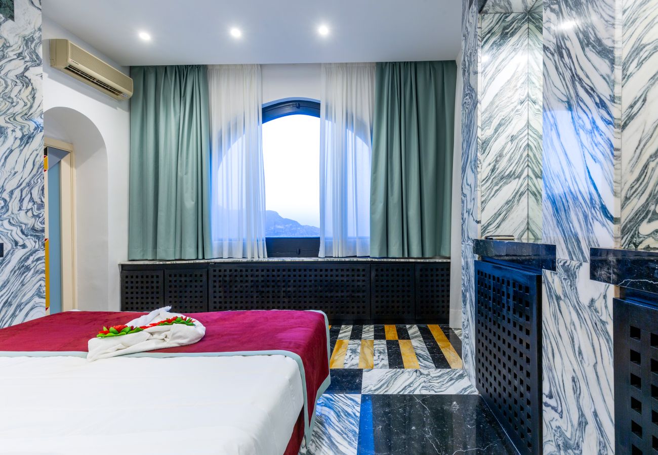 Villa in Sant´Agnello - AMORE RENTALS - Villa Calisto with Private Swimming Pool, Garden, Jacuzzi, Sea view and Parking