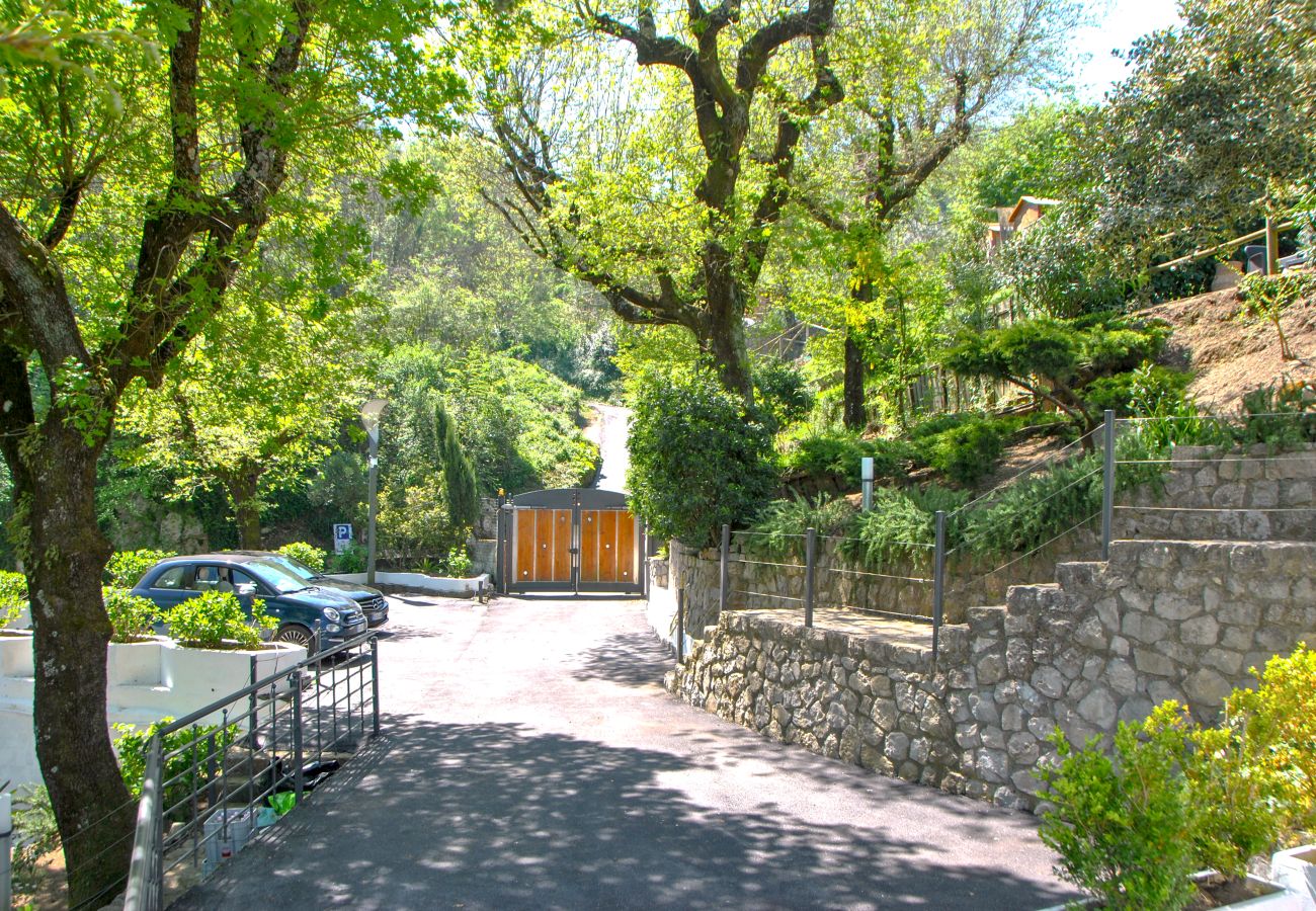 Villa in Sant´Agnello - AMORE RENTALS - Villa Calisto with Private Swimming Pool, Garden, Jacuzzi, Sea view and Parking