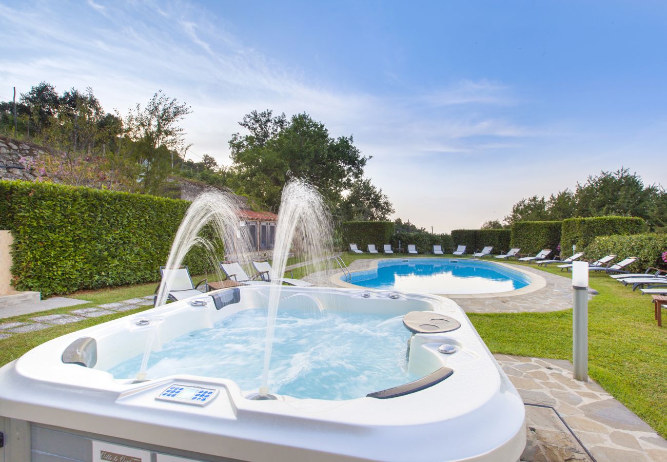 Villa in Sant´Agnello - AMORE RENTALS - Villa Calisto with Private Swimming Pool, Garden, Jacuzzi, Sea view and Parking