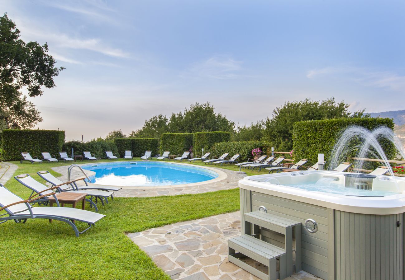 Villa in Sant´Agnello - AMORE RENTALS - Villa Calisto with Private Swimming Pool, Garden, Jacuzzi, Sea view and Parking