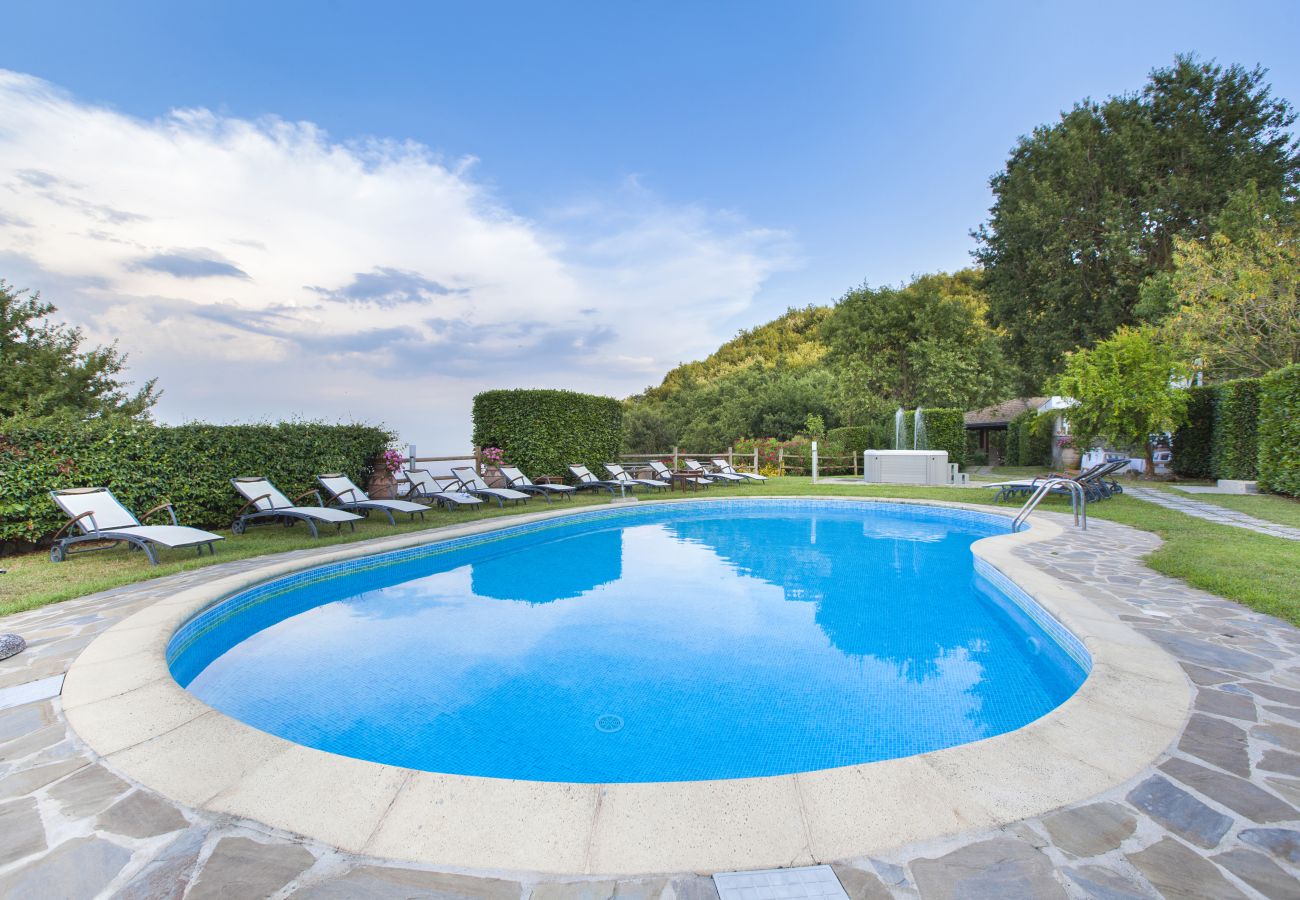 Villa in Sant´Agnello - AMORE RENTALS - Villa Calisto with Private Swimming Pool, Garden, Jacuzzi, Sea view and Parking