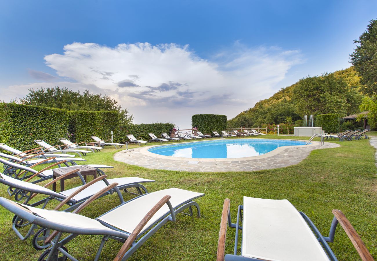 Villa in Sant´Agnello - AMORE RENTALS - Villa Calisto with Private Swimming Pool, Garden, Jacuzzi, Sea view and Parking