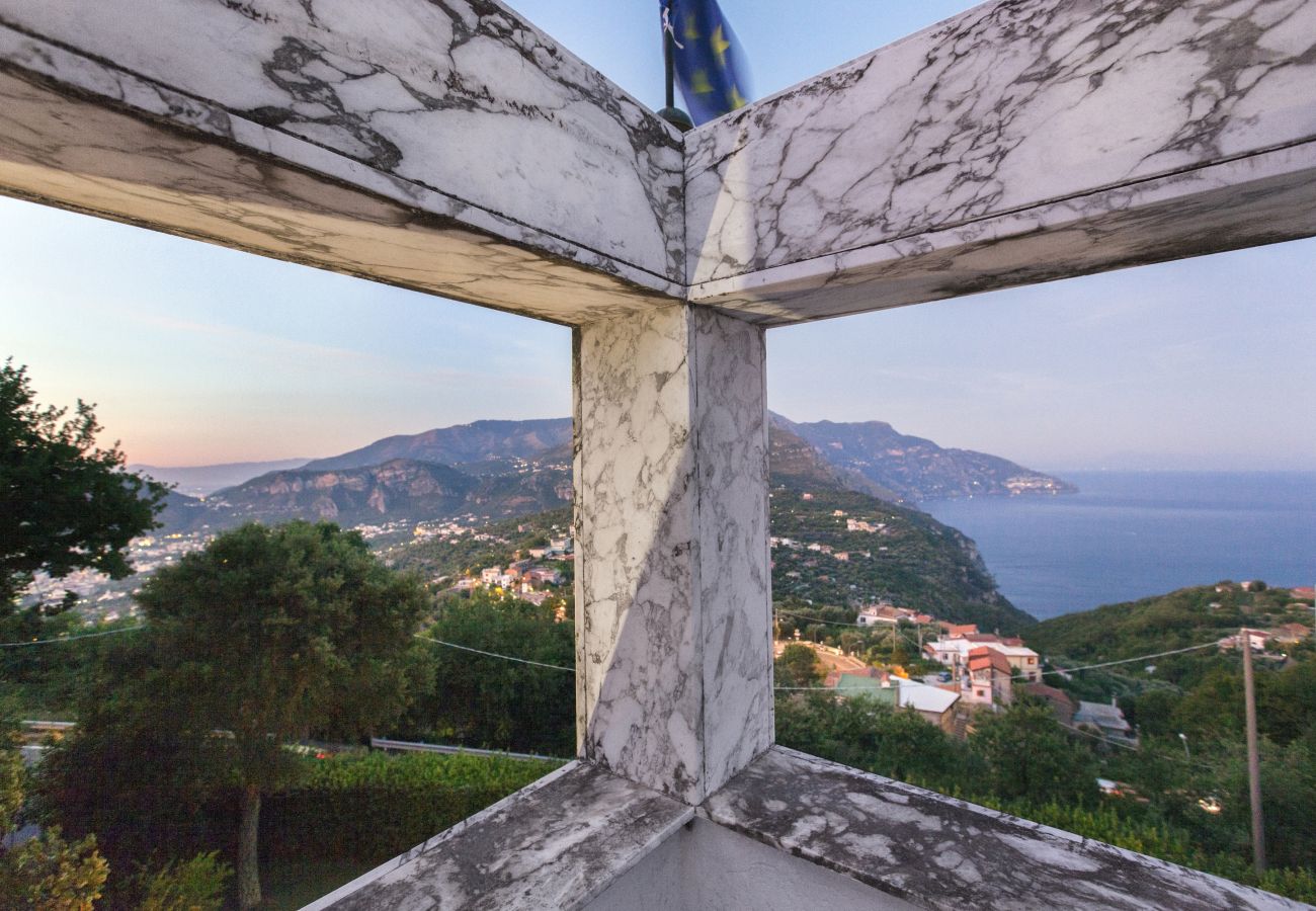 Villa in Sant´Agnello - AMORE RENTALS - Villa Calisto with Private Swimming Pool, Garden, Jacuzzi, Sea view and Parking