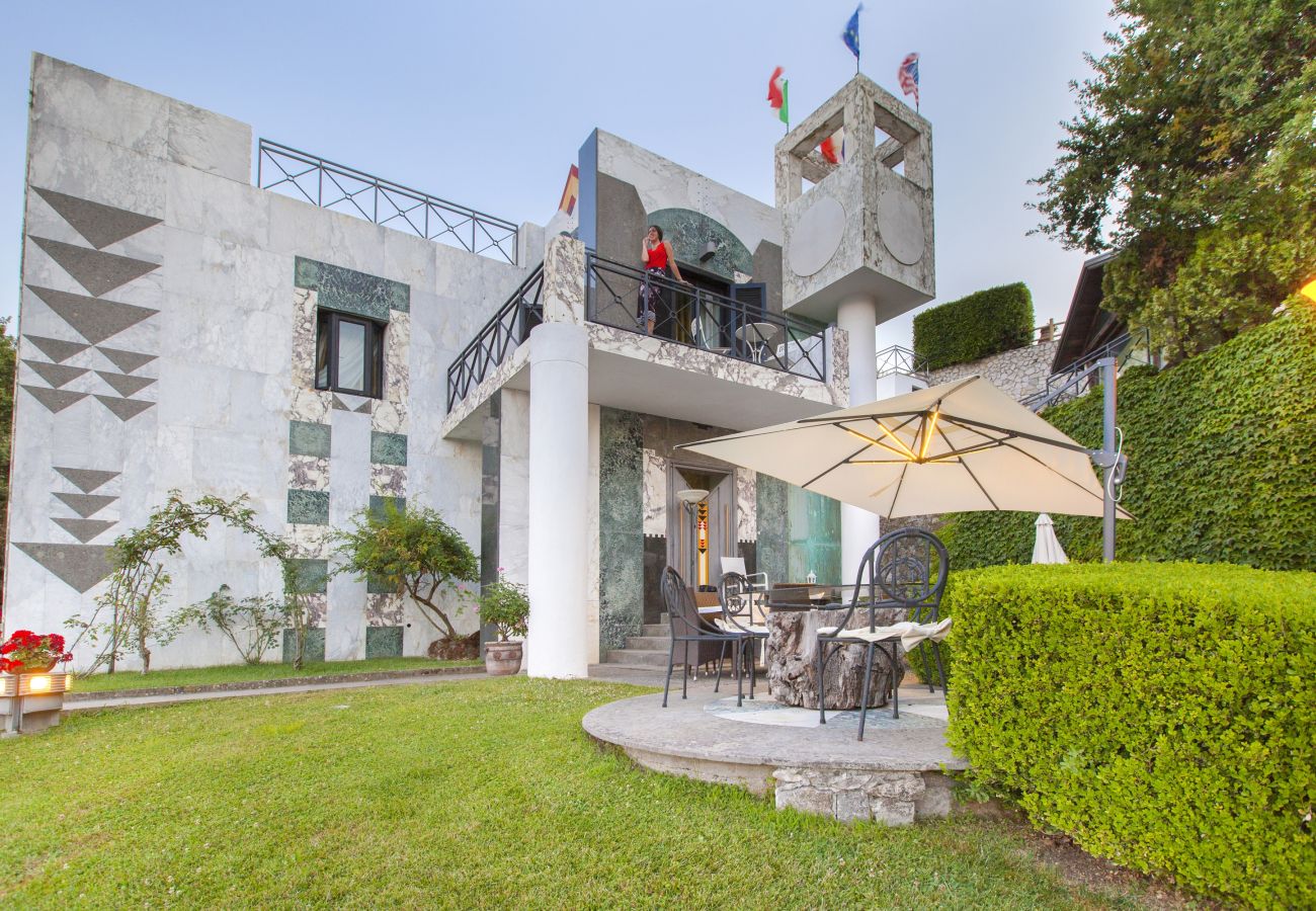 Villa in Sant´Agnello - AMORE RENTALS - Villa Calisto with Private Swimming Pool, Garden, Jacuzzi, Sea view and Parking