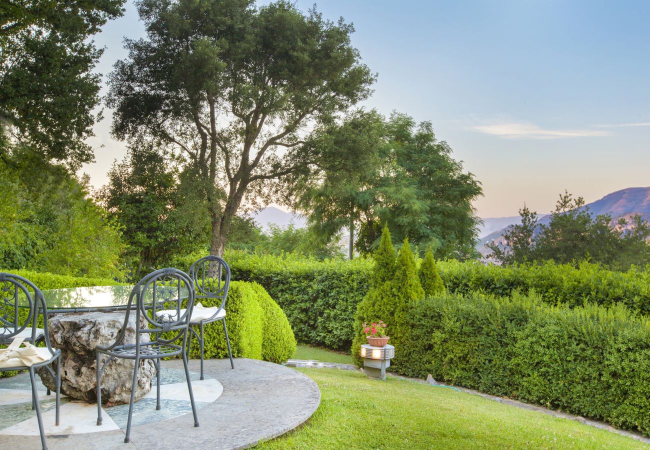 Villa in Sant´Agnello - AMORE RENTALS - Villa Calisto with Private Swimming Pool, Garden, Jacuzzi, Sea view and Parking