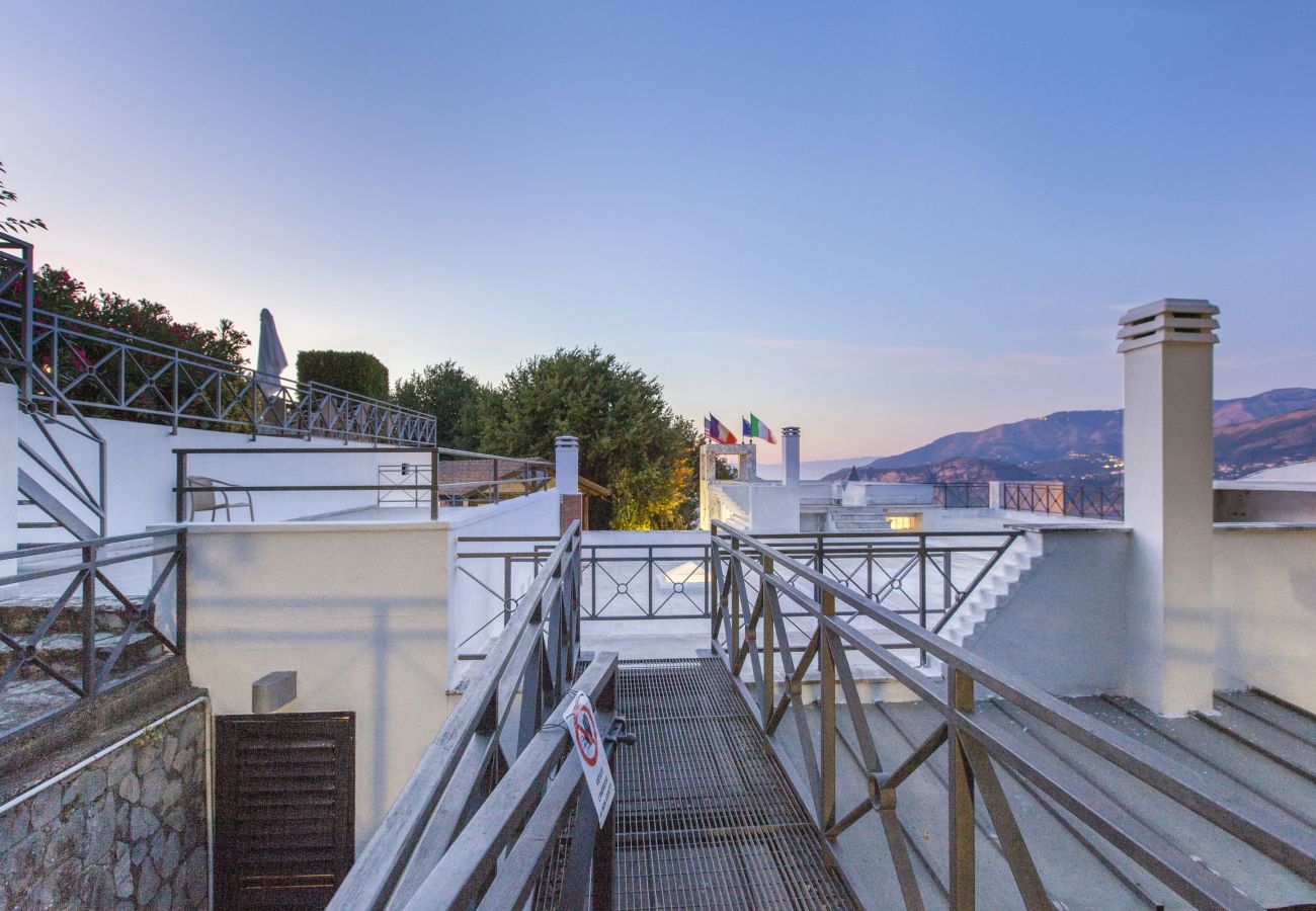 Villa in Sant´Agnello - AMORE RENTALS - Villa Calisto with Private Swimming Pool, Garden, Jacuzzi, Sea view and Parking