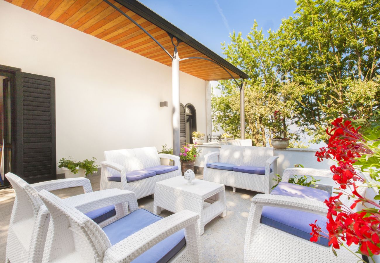 Villa in Sant´Agnello - AMORE RENTALS - Villa Calisto with Private Swimming Pool, Garden, Jacuzzi, Sea view and Parking