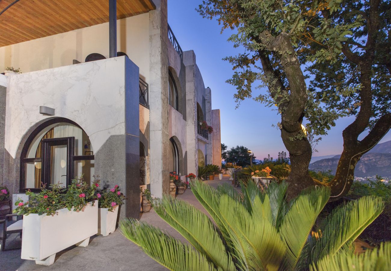 Villa in Sant´Agnello - AMORE RENTALS - Villa Calisto with Private Swimming Pool, Garden, Jacuzzi, Sea view and Parking