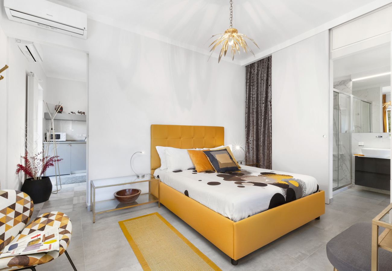 Apartment in Sorrento - AMORE RENTALS - Appartamento Sorrento Suite de Charme 1 with Terrace, Garden, Air Conditioning and Internet Wi-Fi