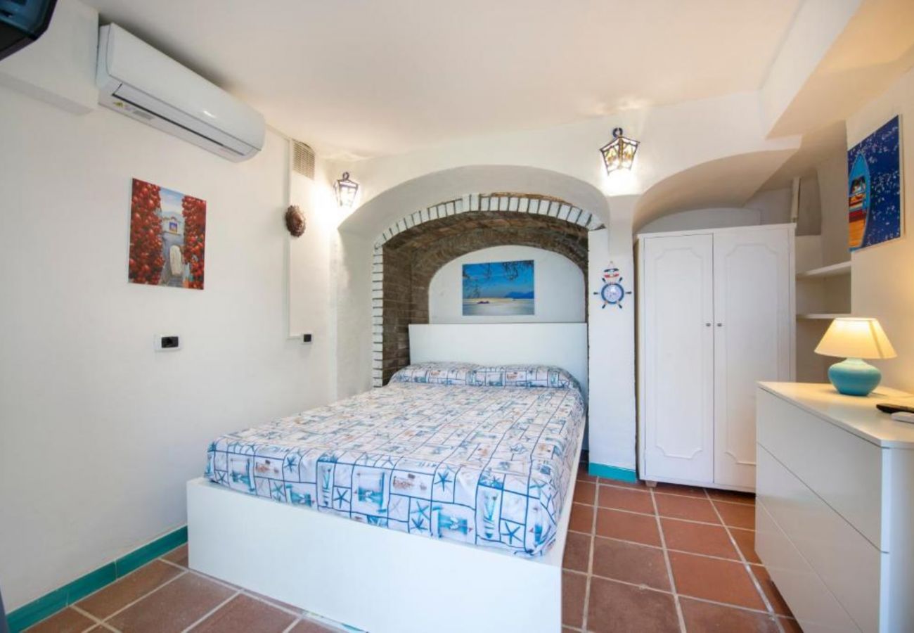 Villa in Praiano - AMORE RENTALS - Villa Isabel with Sea View, Terraces and Internet Wi-Fi