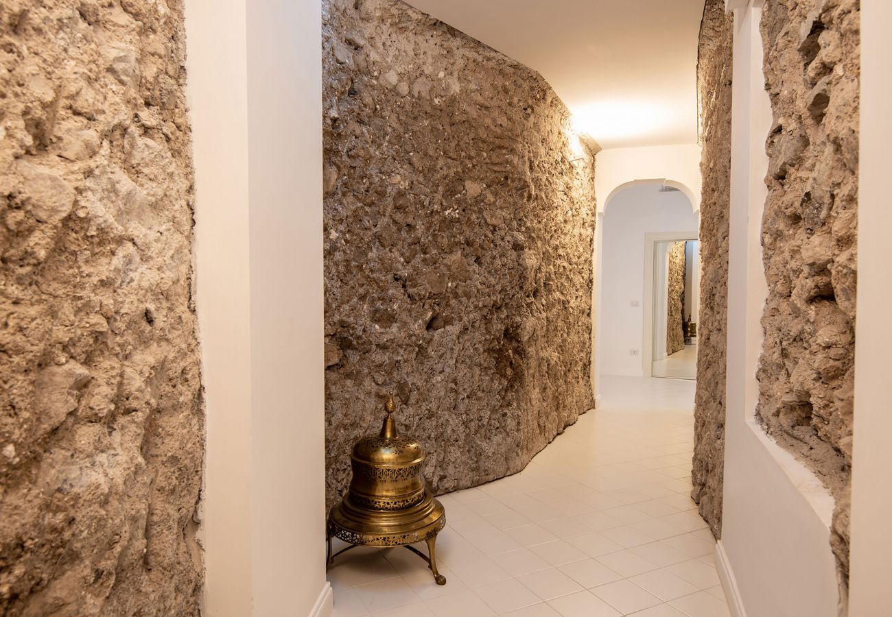 Villa in Amalfi - AMORE RENTALS - Palazzo della Storia with Sea View, Jacuzzi, Terraces, Breakfast and Air Conditioning