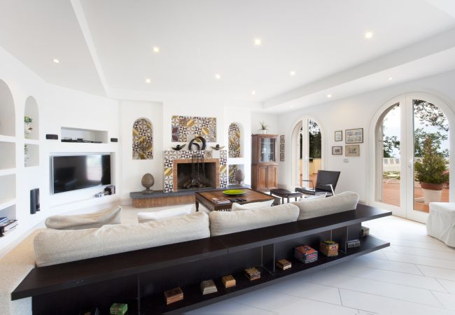 Villa in Sorrento - AMORE RENTALS -Villa Eva with Swimming Pool, SPA, Terraces, Sea View, Parking and Air Conditioning Villa in Sorrento - AMORE RENTALS -Villa Eva with Swimming Pool, SPA, Terraces, Sea View, Parking and Air Conditioning