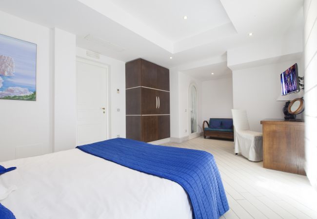 Villa in Sorrento - AMORE RENTALS -Villa Eva with Swimming Pool, SPA, Terraces, Sea View, Parking and Air Conditioning Villa in Sorrento - AMORE RENTALS -Villa Eva with Swimming Pool, SPA, Terraces, Sea View, Parking and Air Conditioning