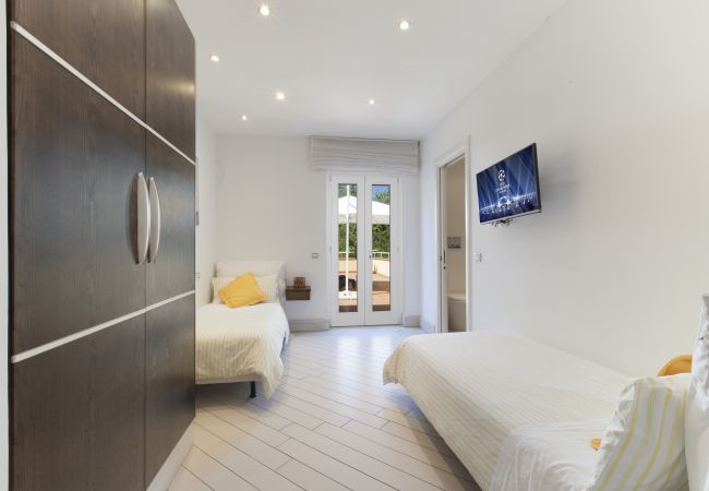 Villa in Sorrento - AMORE RENTALS -Villa Eva with Swimming Pool, SPA, Terraces, Sea View, Parking and Air Conditioning Villa in Sorrento - AMORE RENTALS -Villa Eva with Swimming Pool, SPA, Terraces, Sea View, Parking and Air Conditioning