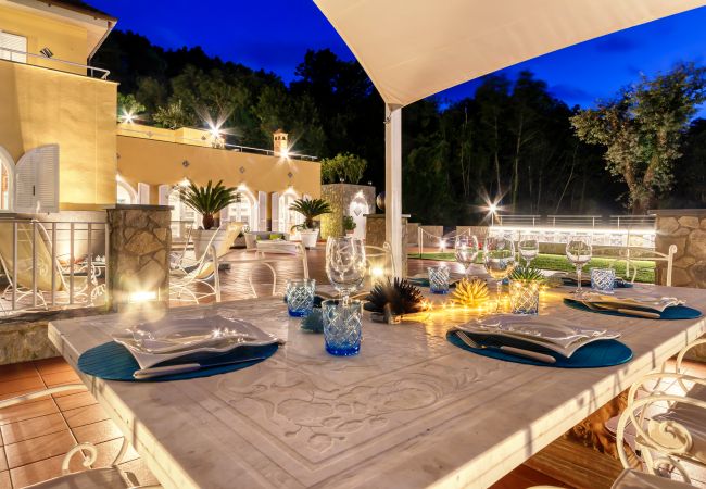 Villa in Sorrento - AMORE RENTALS -Villa Eva with Swimming Pool, SPA, Terraces, Sea View, Parking and Air Conditioning