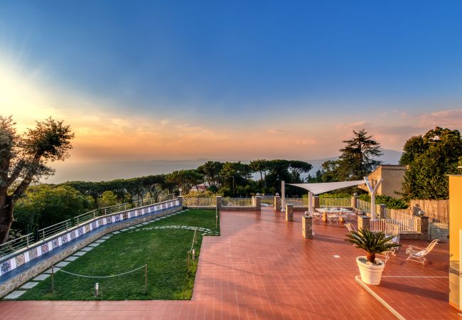 Villa in Sorrento - AMORE RENTALS -Villa Eva with Swimming Pool, SPA, Terraces, Sea View, Parking and Air Conditioning