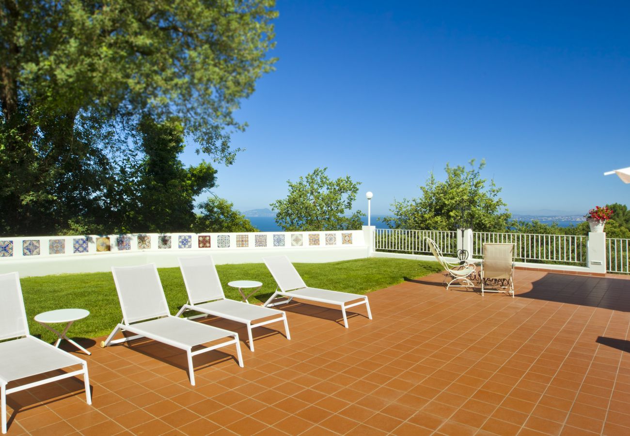 Villa in Sorrento - AMORE RENTALS -Villa Eva with Swimming Pool, SPA, Terraces, Sea View, Parking and Air Conditioning