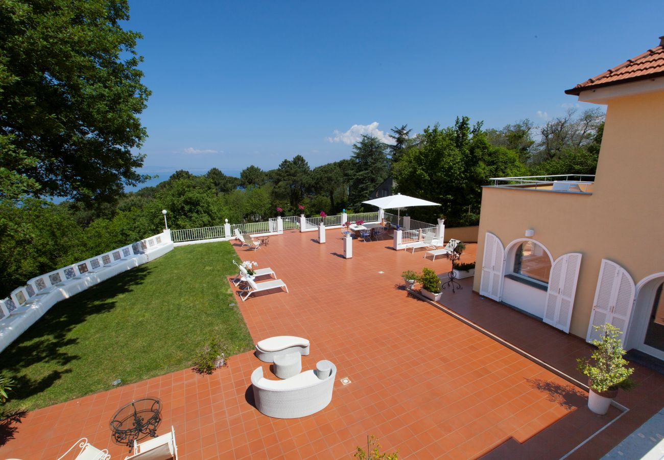Villa in Sorrento - AMORE RENTALS -Villa Eva with Swimming Pool, SPA, Terraces, Sea View, Parking and Air Conditioning