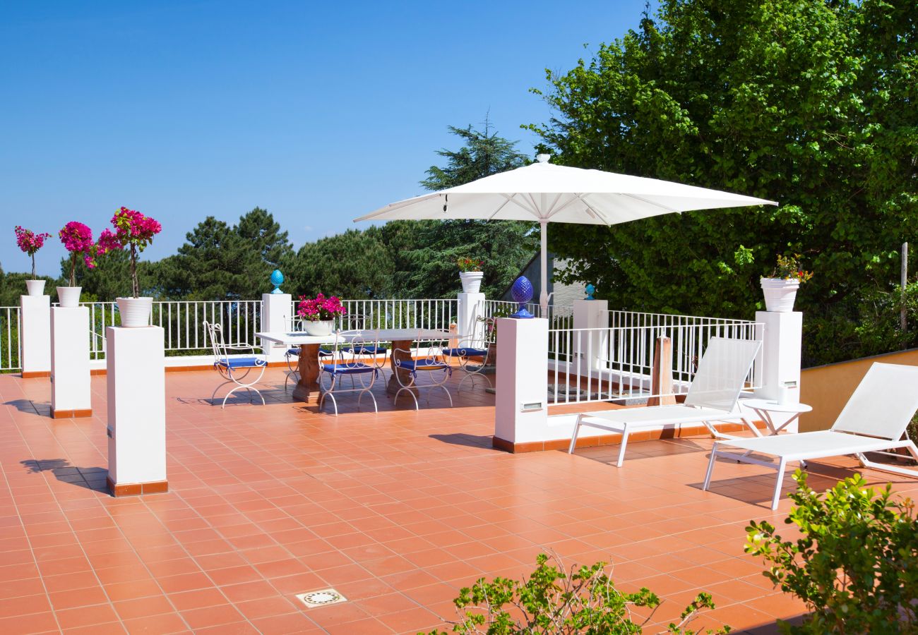 Villa in Sorrento - AMORE RENTALS -Villa Eva with Swimming Pool, SPA, Terraces, Sea View, Parking and Air Conditioning
