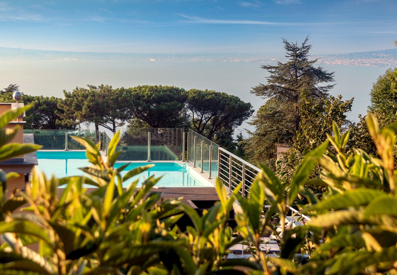 Villa in Sorrento - AMORE RENTALS -Villa Eva with Swimming Pool, SPA, Terraces, Sea View, Parking and Air Conditioning