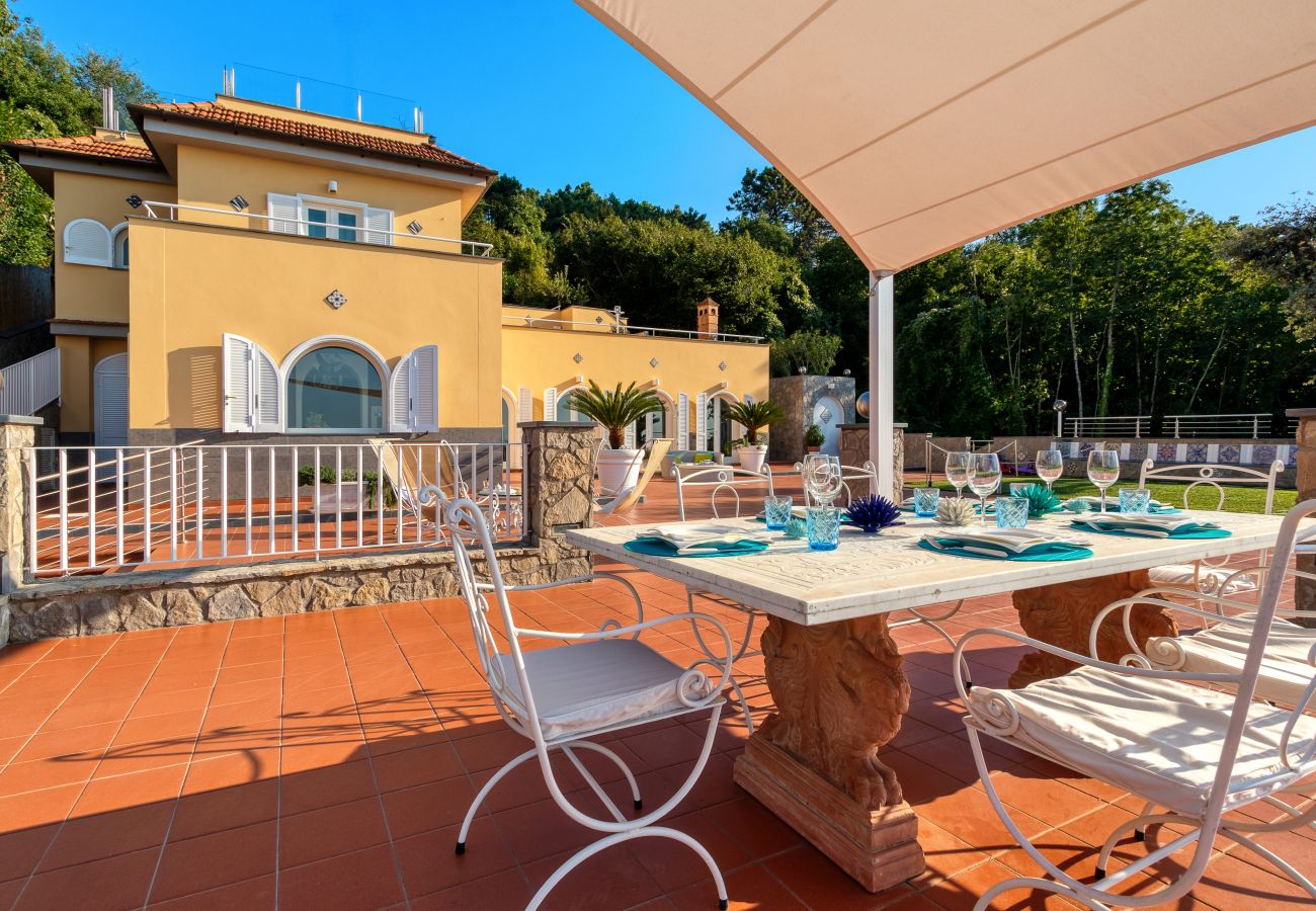 Villa in Sorrento - AMORE RENTALS -Villa Eva with Swimming Pool, SPA, Terraces, Sea View, Parking and Air Conditioning