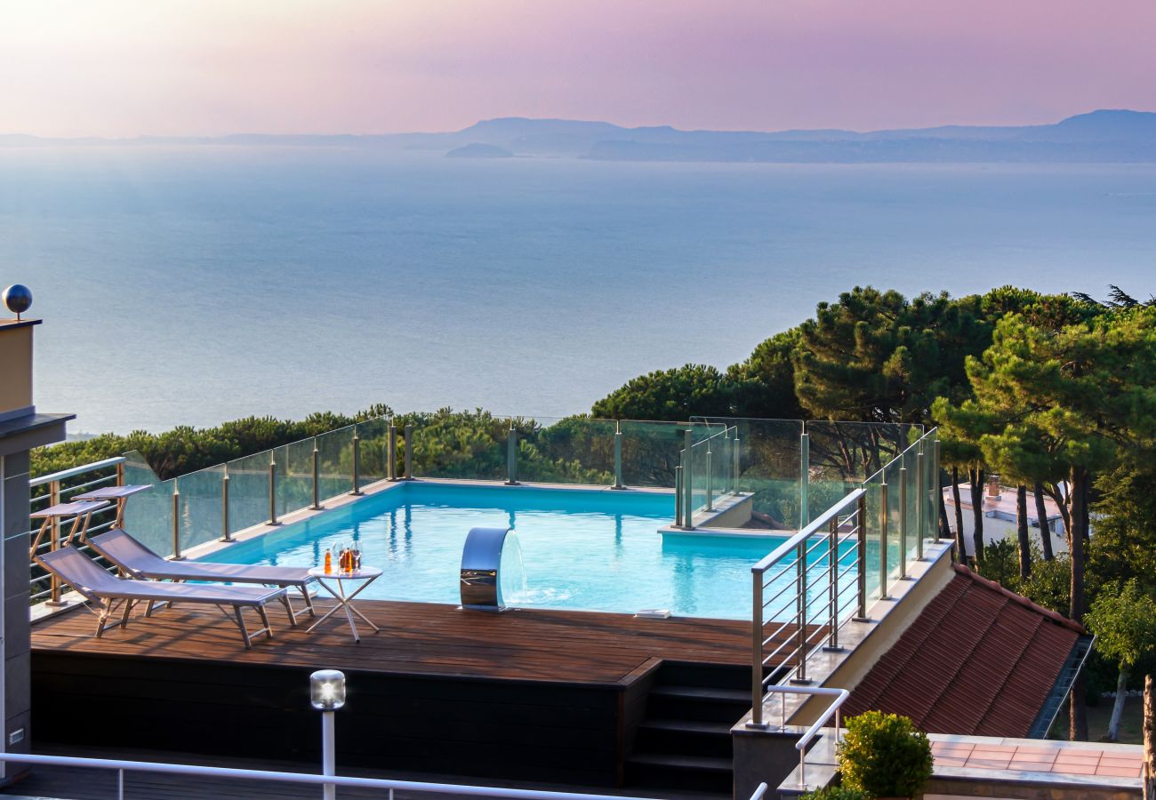 Villa in Sorrento - AMORE RENTALS -Villa Eva with Swimming Pool, SPA, Terraces, Sea View, Parking and Air Conditioning