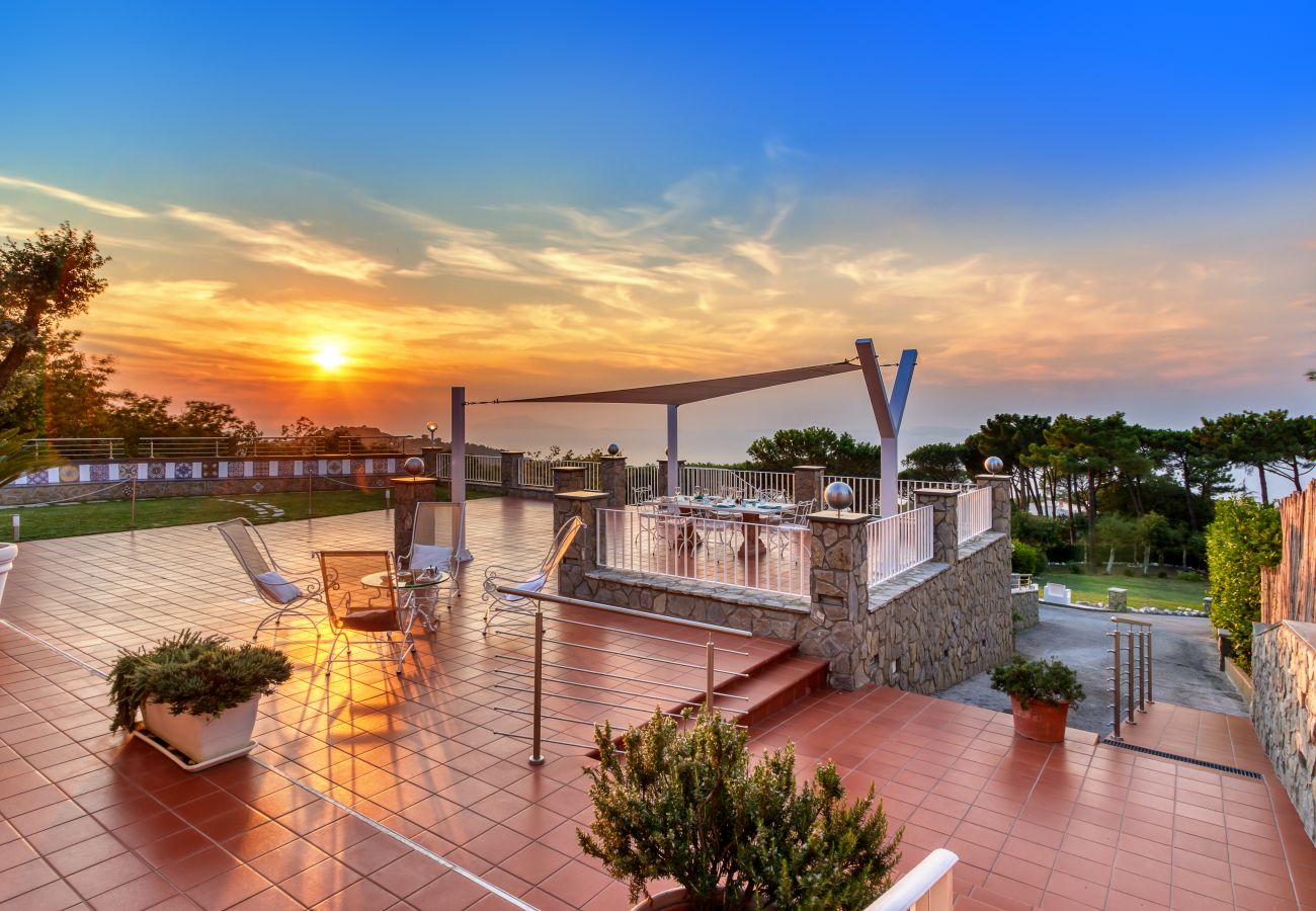 Villa in Sorrento - AMORE RENTALS -Villa Eva with Swimming Pool, SPA, Terraces, Sea View, Parking and Air Conditioning