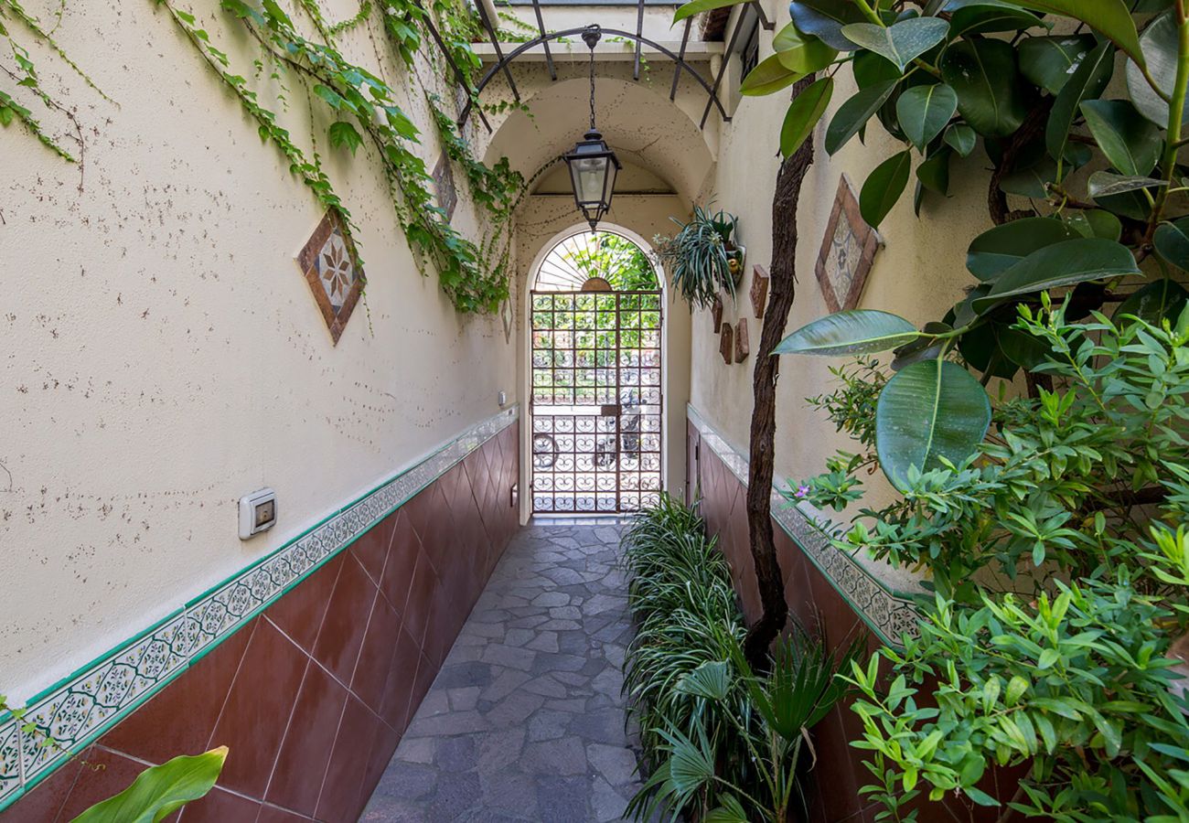 Apartment in Sorrento - AMORE RENTALS -  Appartamento Elisa D with Shared Terrace, Air Conditioning and Internet Wi-Fi