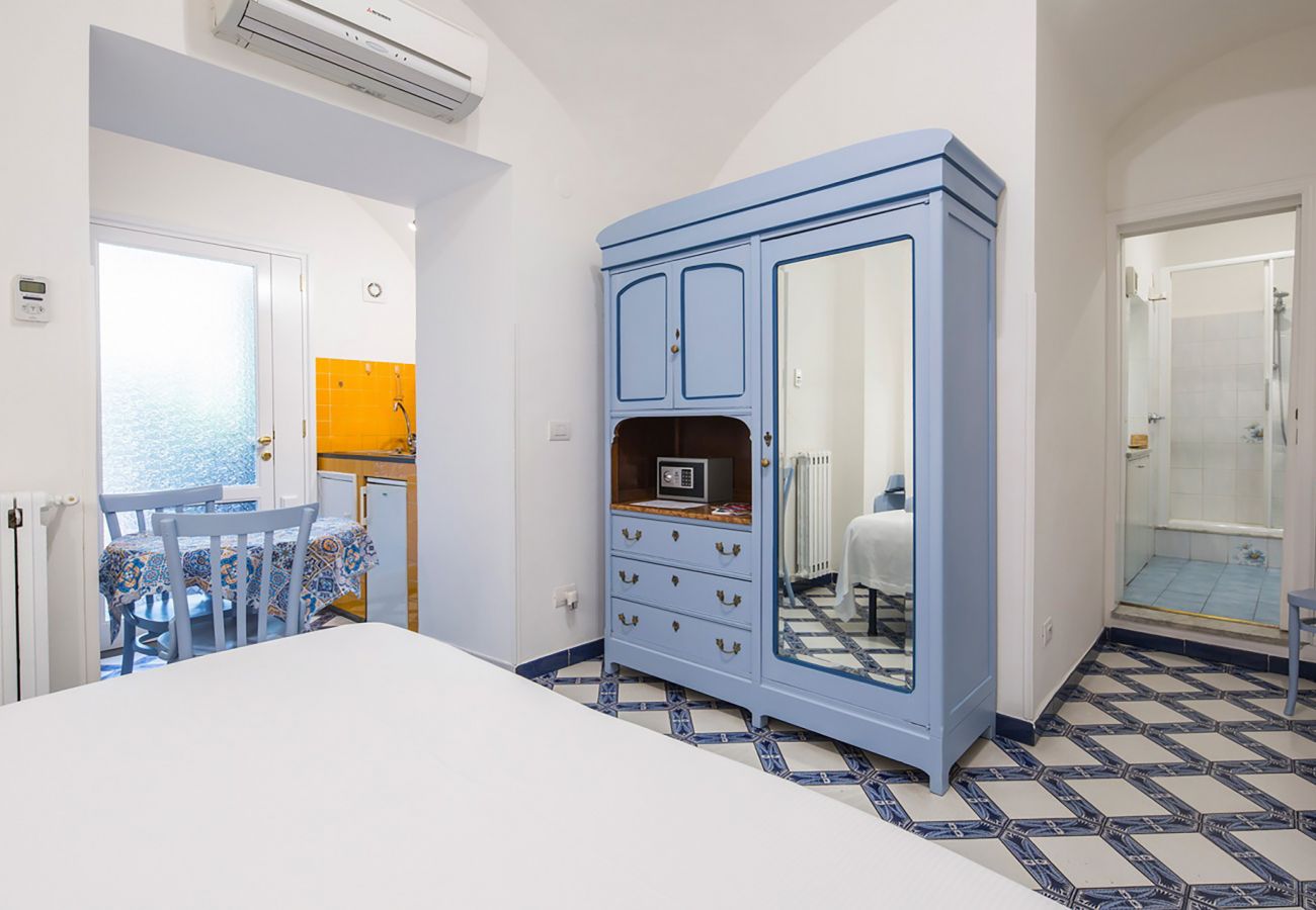 Apartment in Sorrento - AMORE RENTALS -  Appartamento Elisa D with Shared Terrace, Air Conditioning and Internet Wi-Fi