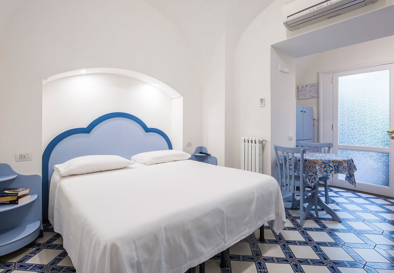 Apartment in Sorrento - AMORE RENTALS -  Appartamento Elisa D with Shared Terrace, Air Conditioning and Internet Wi-Fi