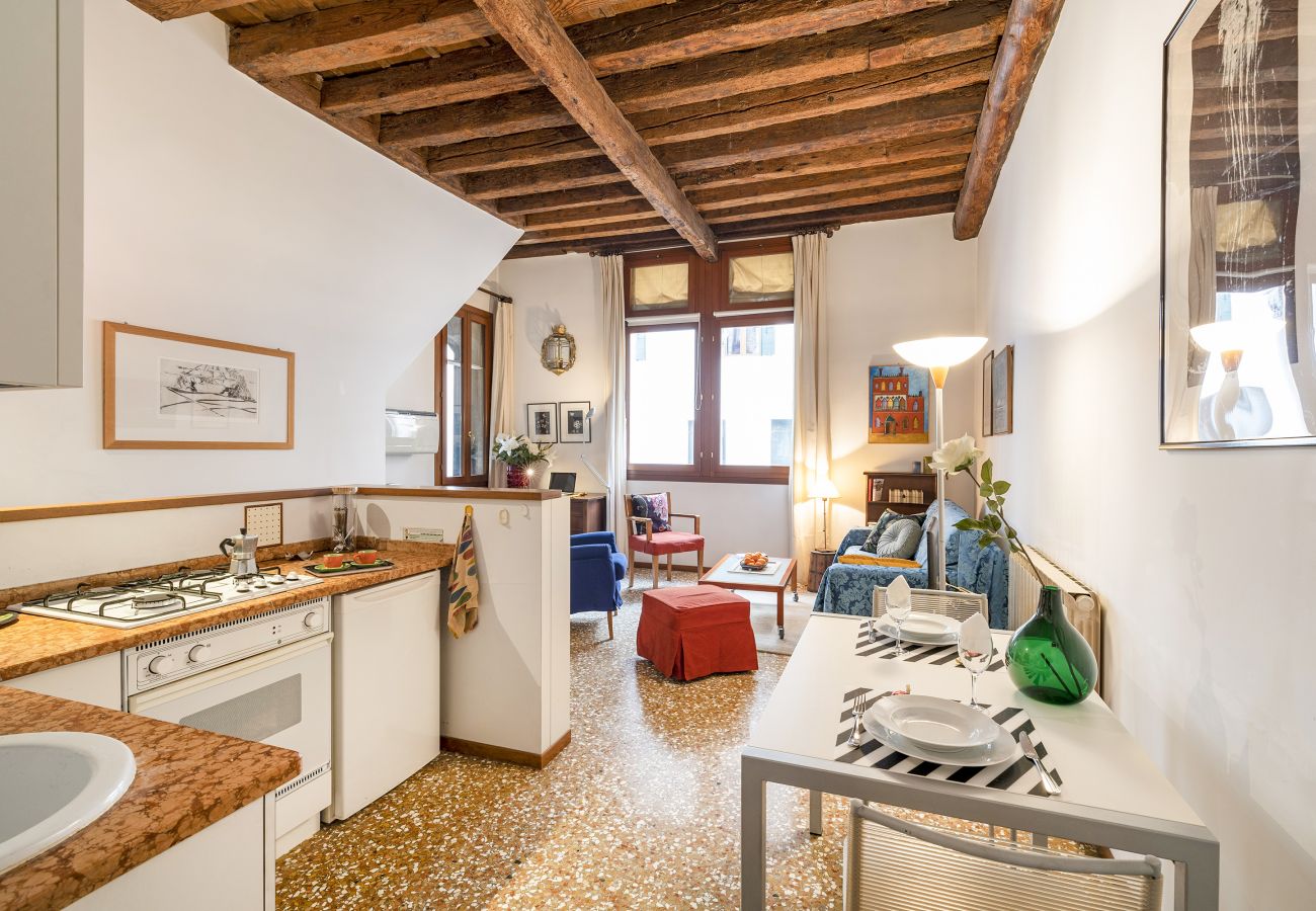Apartment in Venice - AMORE RENTALS - La Casa di Paola with Air Conditioning and Internet Wi-Fi