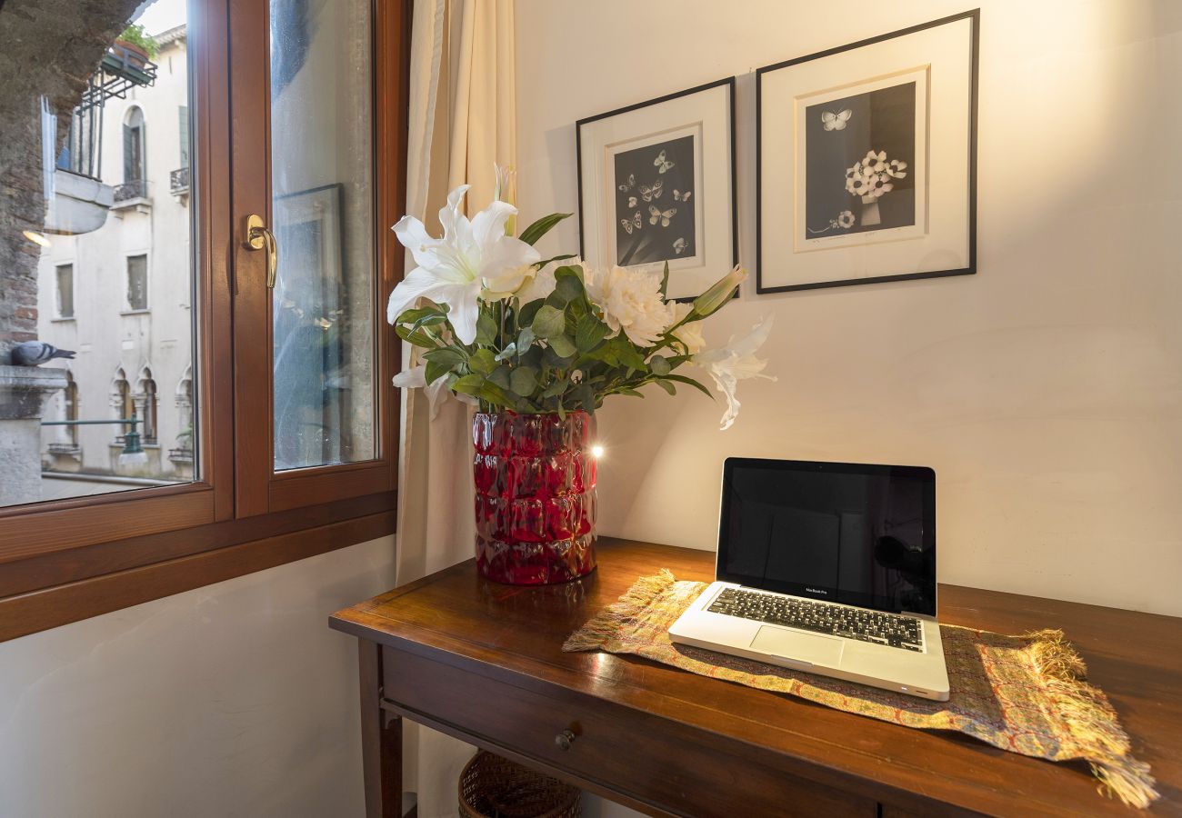 Apartment in Venice - AMORE RENTALS - La Casa di Paola with Air Conditioning and Internet Wi-Fi