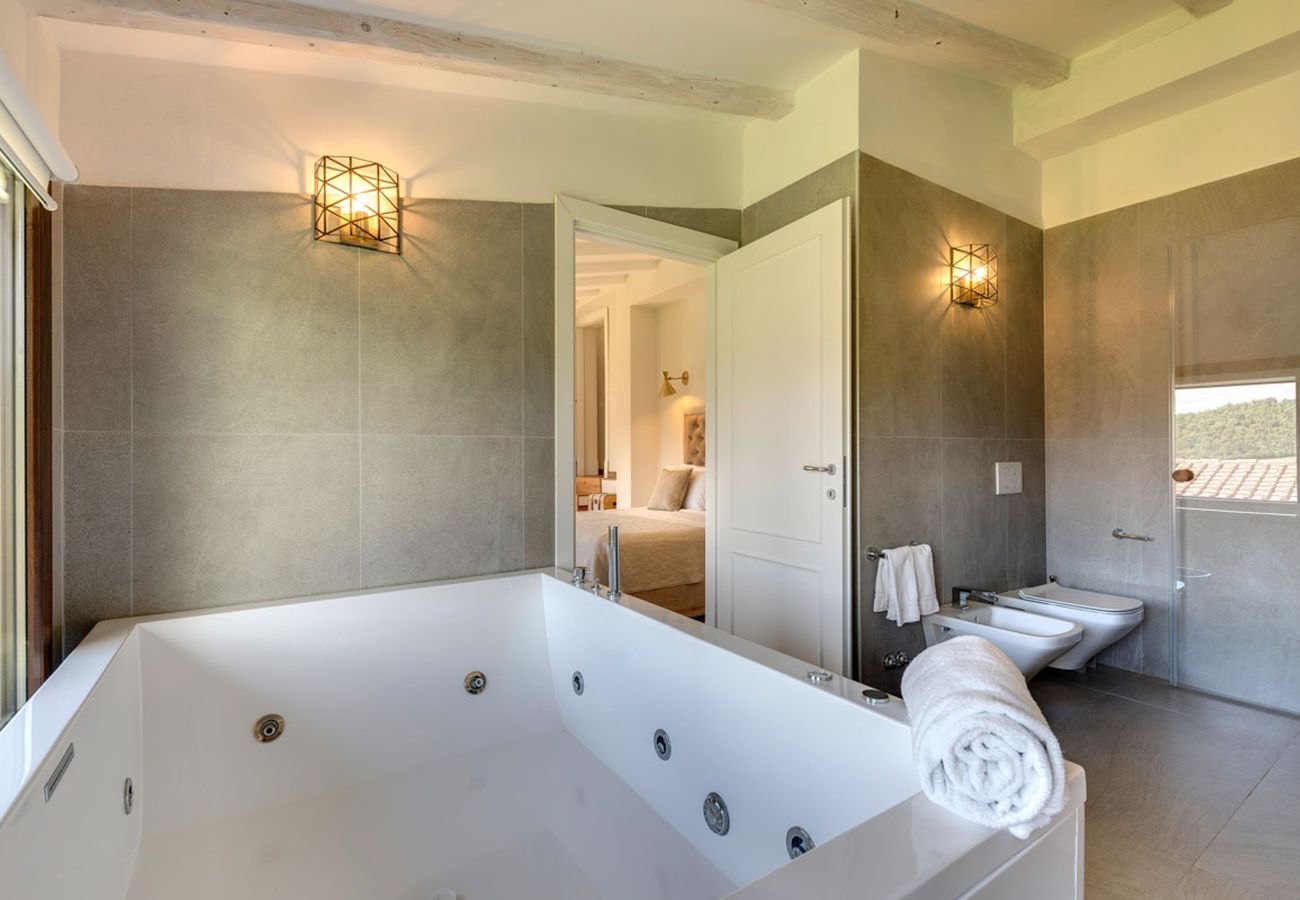 Villa in Panzano - AMORE RENTALS - Villa Mia with Private Pool, Garden, Terraces and Parking
