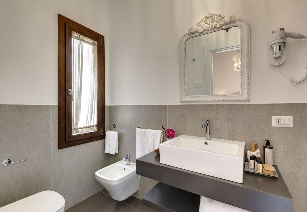 Villa in Panzano - AMORE RENTALS - Villa Mia with Private Pool, Garden, Terraces and Parking