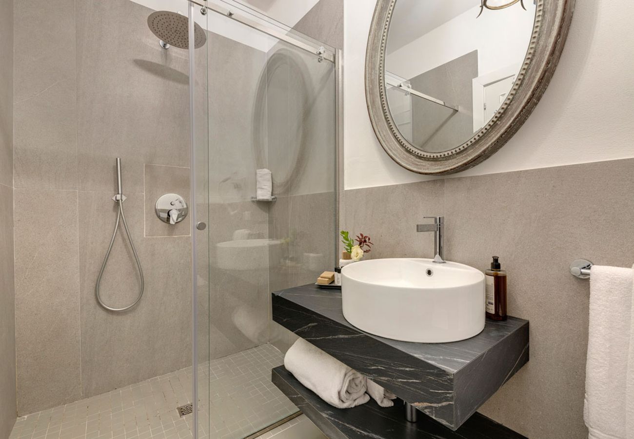 Villa in Panzano - AMORE RENTALS - Villa Mia with Private Pool, Garden, Terraces and Parking