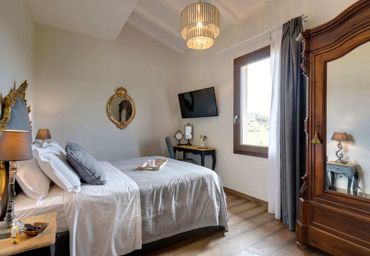 Villa in Panzano - AMORE RENTALS - Villa Mia with Private Pool, Garden, Terraces and Parking