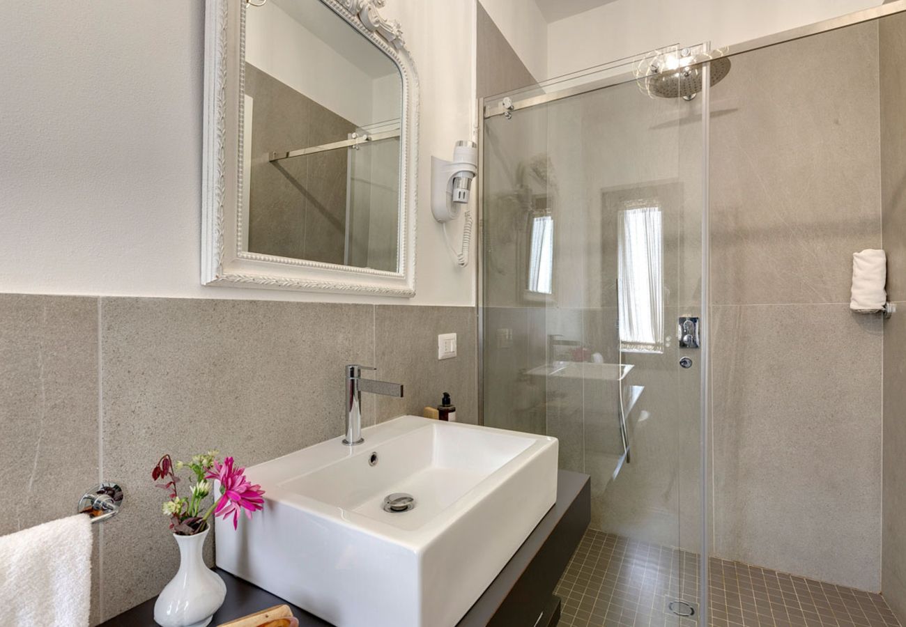 Villa in Panzano - AMORE RENTALS - Villa Mia with Private Pool, Garden, Terraces and Parking