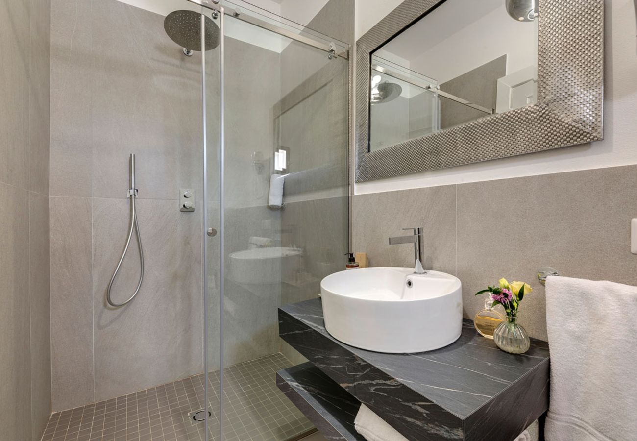 Villa in Panzano - AMORE RENTALS - Villa Mia with Private Pool, Garden, Terraces and Parking