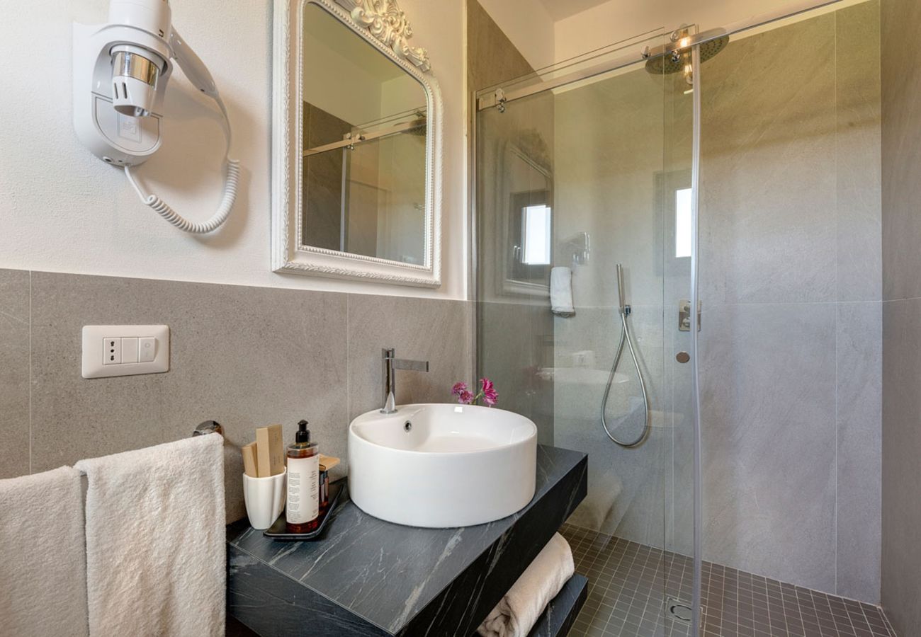 Villa in Panzano - AMORE RENTALS - Villa Mia with Private Pool, Garden, Terraces and Parking