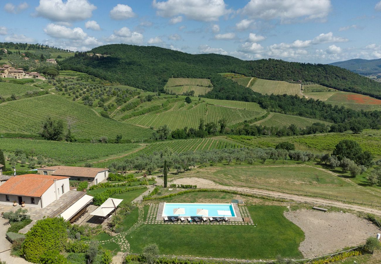 Villa in Panzano - AMORE RENTALS - Villa Mia with Private Pool, Garden, Terraces and Parking