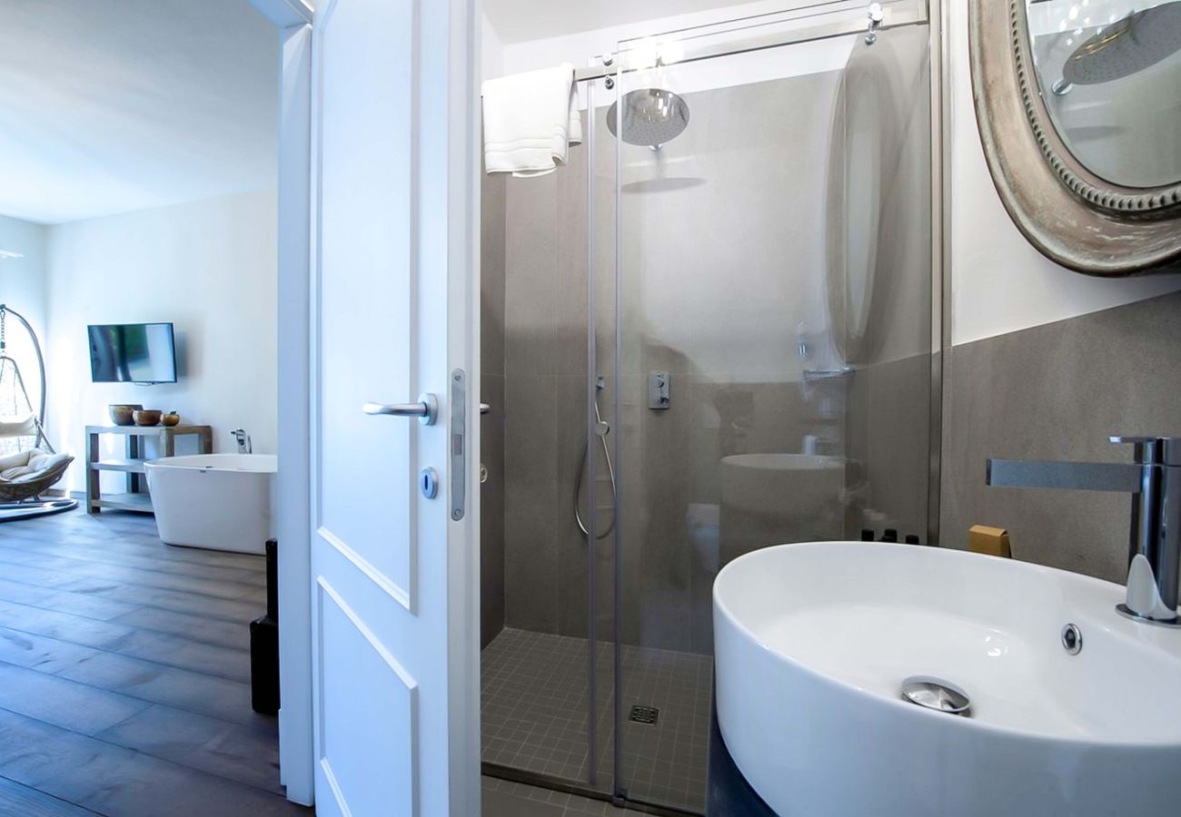 Villa in Panzano - AMORE RENTALS - Villa Mia with Private Pool, Garden, Terraces and Parking