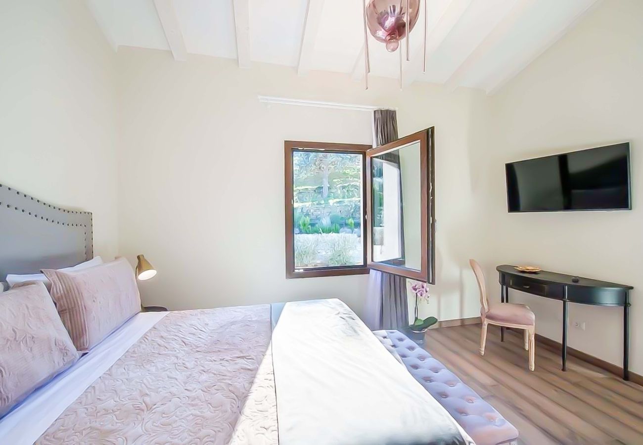 Villa in Panzano - AMORE RENTALS - Villa Mia with Private Pool, Garden, Terraces and Parking