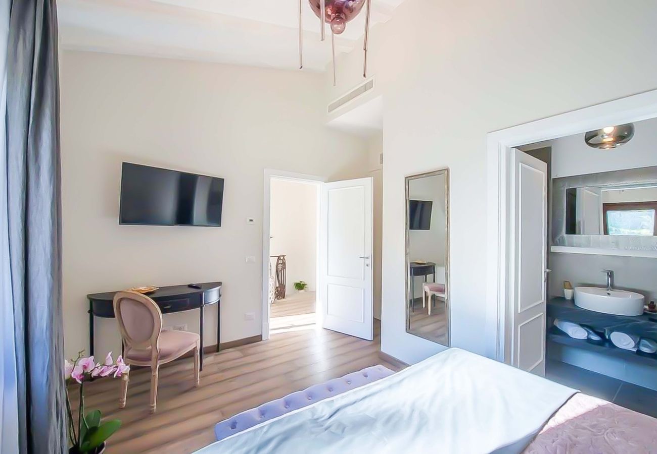Villa in Panzano - AMORE RENTALS - Villa Mia with Private Pool, Garden, Terraces and Parking