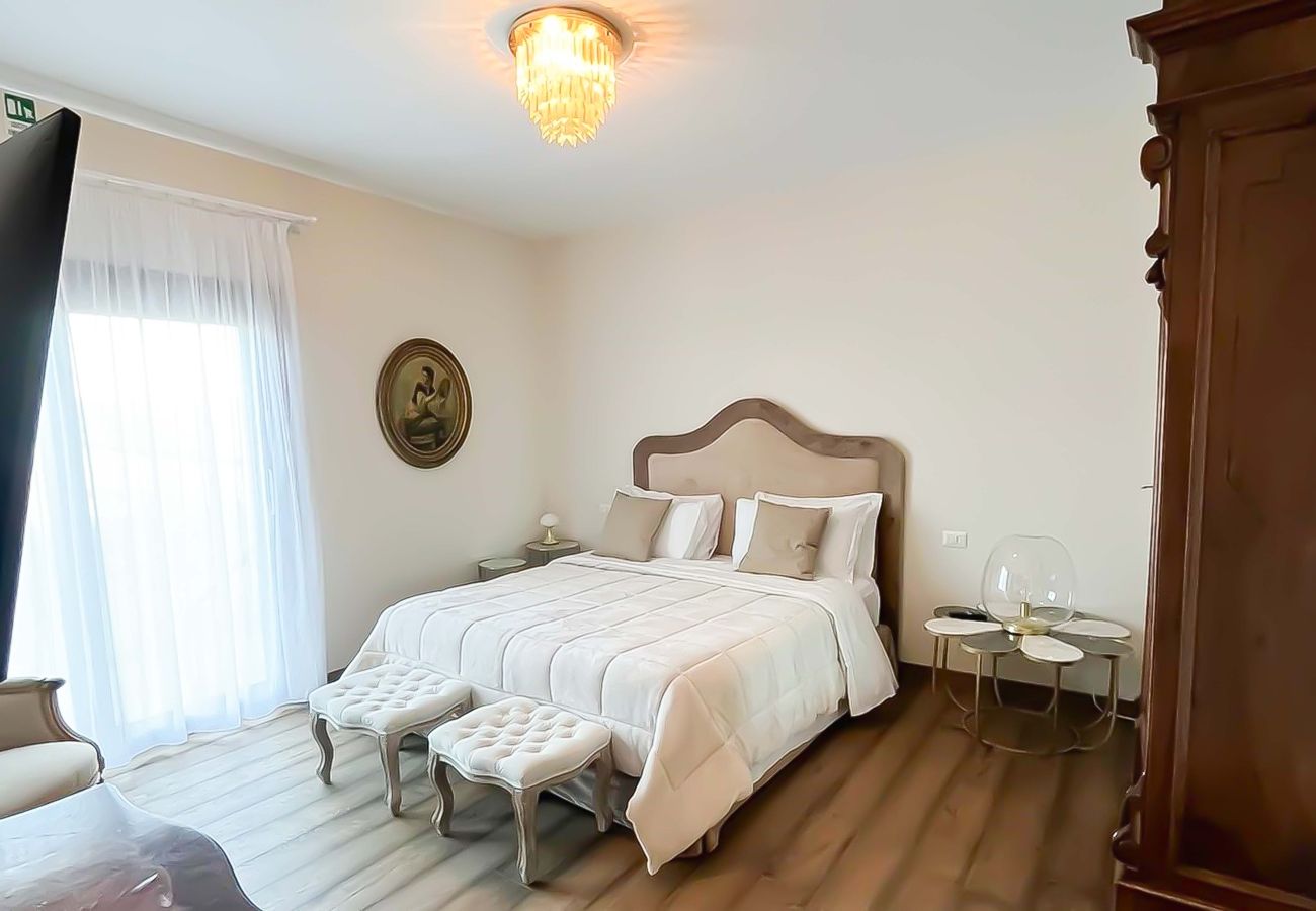Villa in Panzano - AMORE RENTALS - Villa Mia with Private Pool, Garden, Terraces and Parking