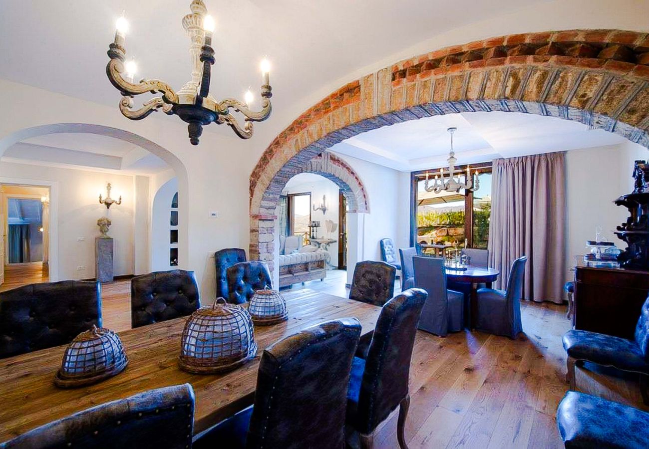 Villa in Panzano - AMORE RENTALS - Villa Mia with Private Pool, Garden, Terraces and Parking