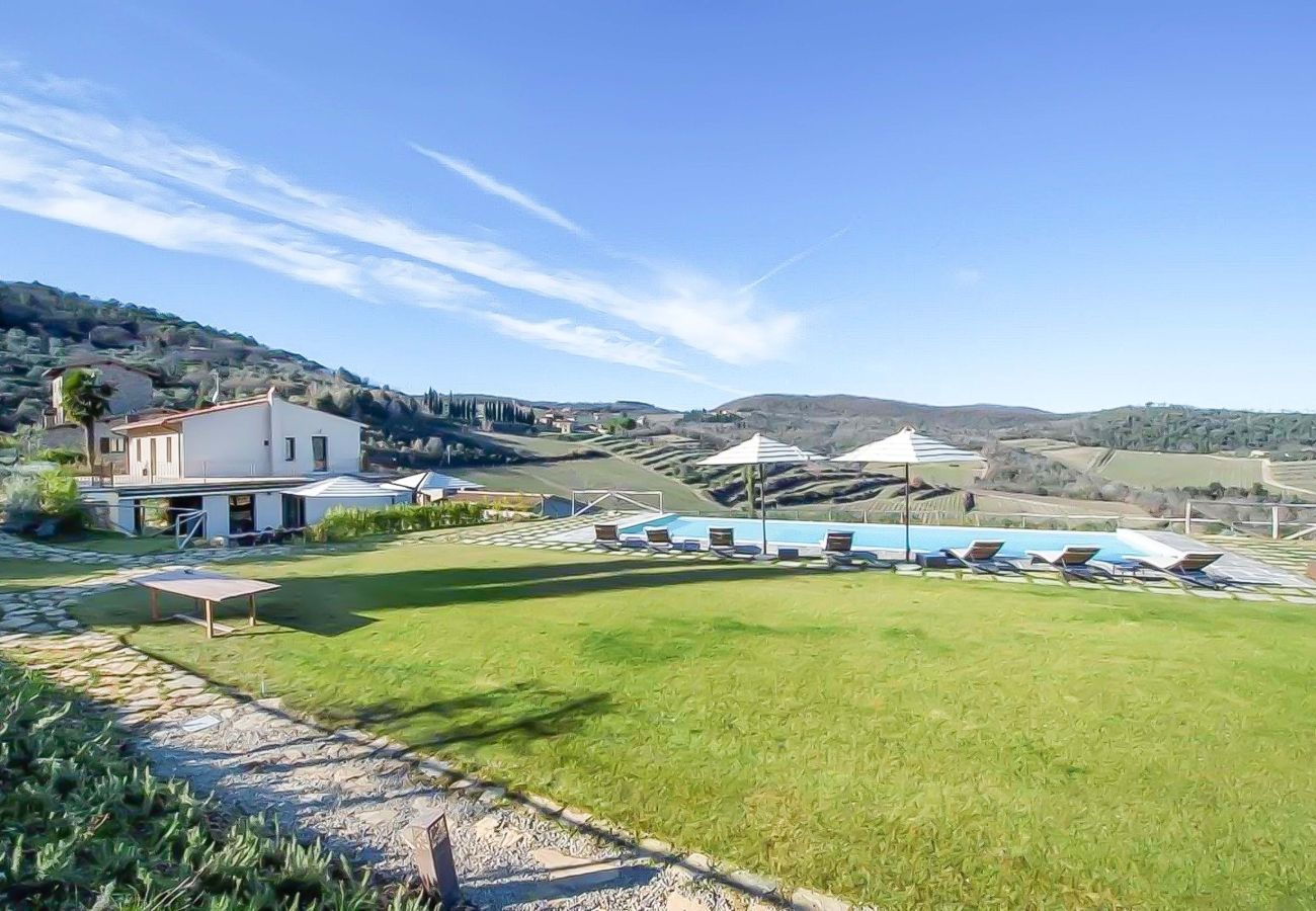 Villa in Panzano - AMORE RENTALS - Villa Mia with Private Pool, Garden, Terraces and Parking