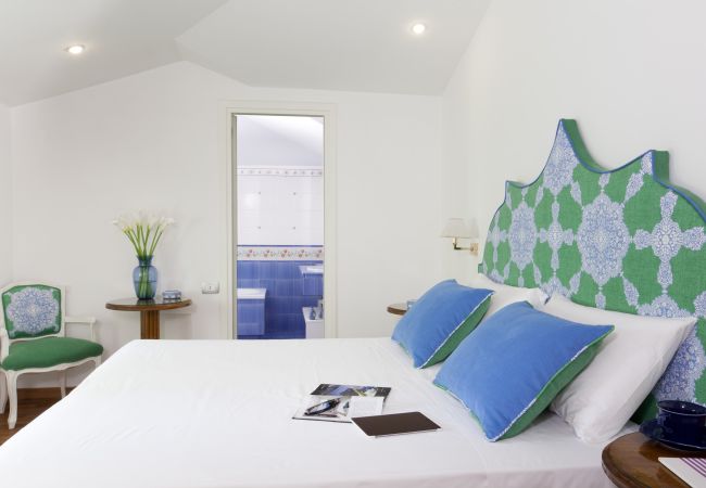 Villa in Sorrento - AMORE RENTALS - Villa Lux with Private Swimming Pool, Parking and Terrace Villa in Sorrento - AMORE RENTALS - Villa Lux with Private Swimming Pool, Parking and Terrace