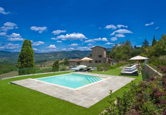 Villa in Panzano - AMORE RENTALS - Villa Bellaflore with 3 Private Pools, Garden, Terraces and Parking Villa in Panzano - AMORE RENTALS - Villa Bellaflore with 3 Private Pools, Garden, Terraces and Parking