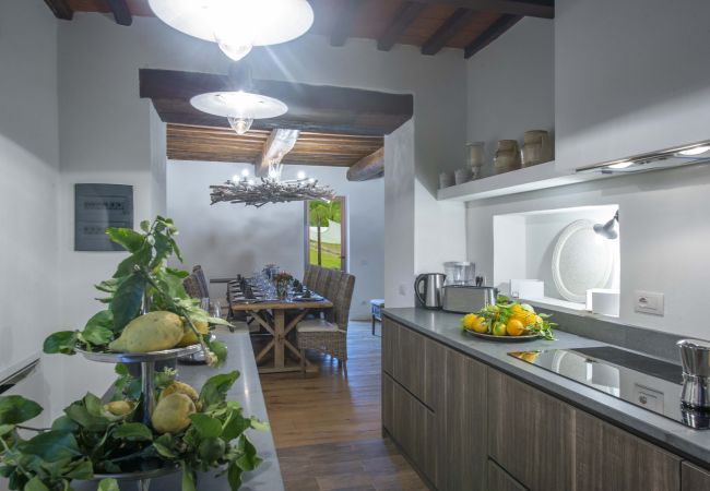 Villa in Panzano - AMORE RENTALS - Villa Bellaflore with 3 Private Pools, Garden, Terraces and Parking Villa in Panzano - AMORE RENTALS - Villa Bellaflore with 3 Private Pools, Garden, Terraces and Parking