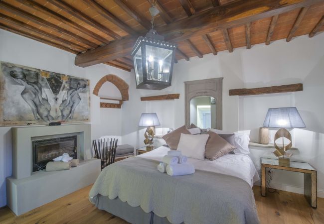 Villa in Panzano - AMORE RENTALS - Villa Bellaflore with 3 Private Pools, Garden, Terraces and Parking Villa in Panzano - AMORE RENTALS - Villa Bellaflore with 3 Private Pools, Garden, Terraces and Parking